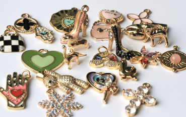 Adventskalender Charm Schmuck 2025: DIY Komplettset für Kette, Armband und Ohrringe für Frauen